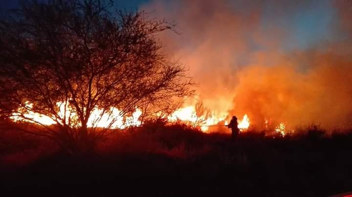 Arde enorme basurero clandestino