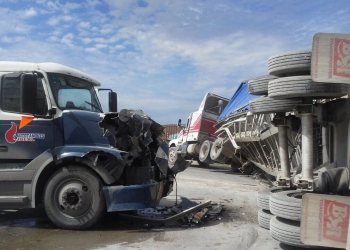 Pipa impacta a un tráiler y lo vuelca