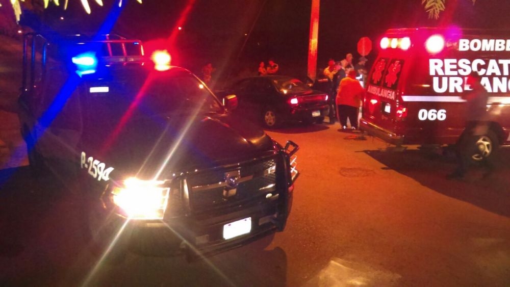 Ebrios sujetos golpean y roban a joven