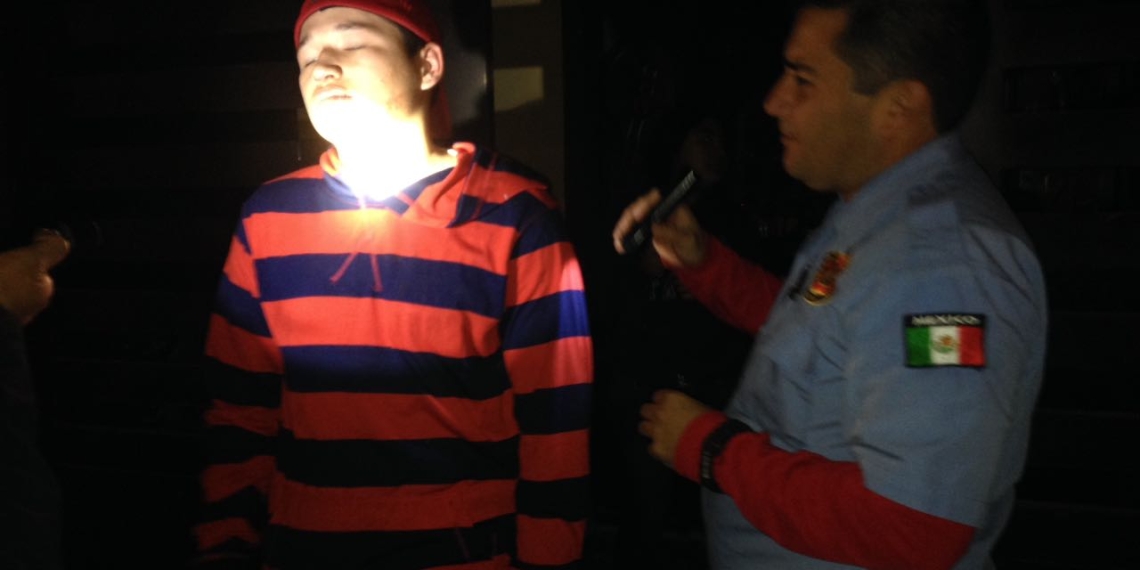 Entre tres golpean a un joven mientras caminaba