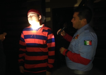 Entre tres golpean a un joven mientras caminaba