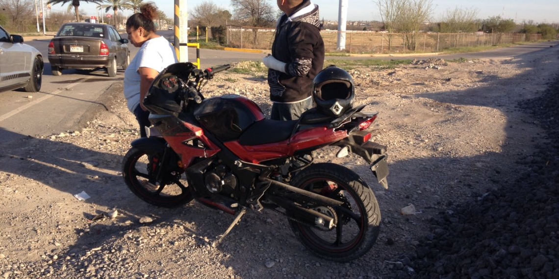 Cae de su motociclista al pasar por obra inconclusa