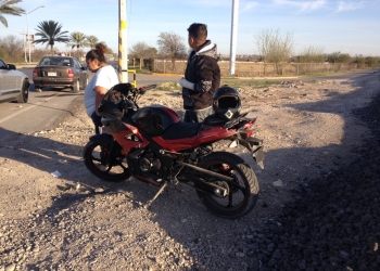Cae de su motociclista al pasar por obra inconclusa