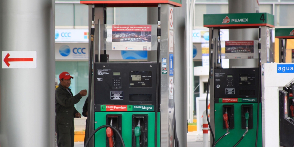 Hacienda analiza congelar el precio de la gasolina