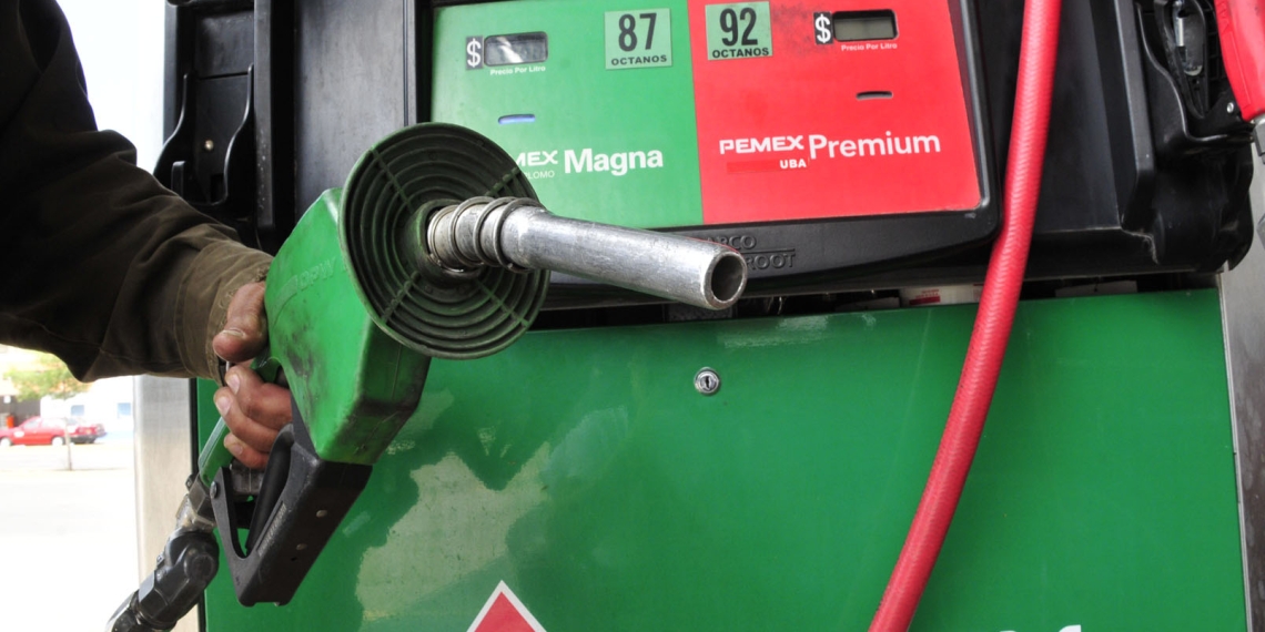 Mañana bajará dos centavos el precio de la gasolina