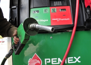 Mañana bajará dos centavos el precio de la gasolina