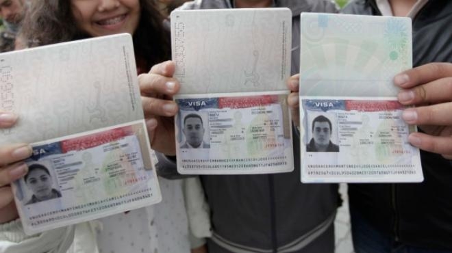 EU restaura miles de visados revocados por veto migratorio de Trump