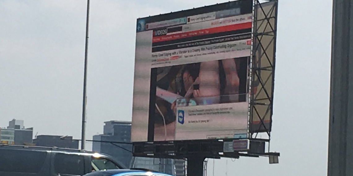 Espectacular de Periférico transmite porno ‘por error’