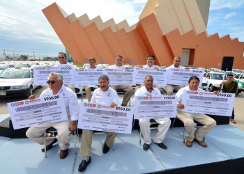 Entrega municipio vales de gasolina a taxistas de Piedras Negras
