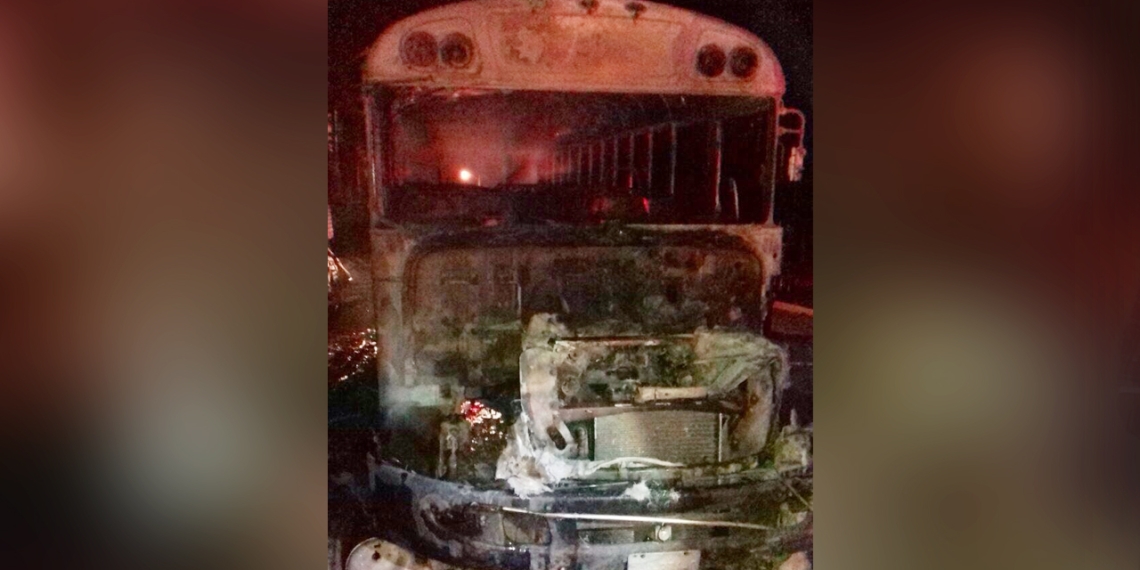 Arde camión de transporte de personal