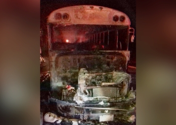 Arde camión de transporte de personal
