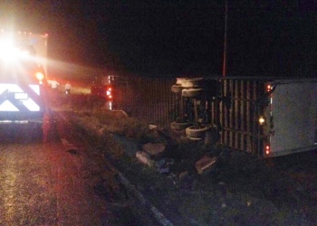 Muere trailero en choque frontal