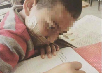 Maestra amordaza a un alumno con cinta