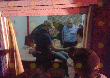 Joven intenta escapar por la puerta falsa
