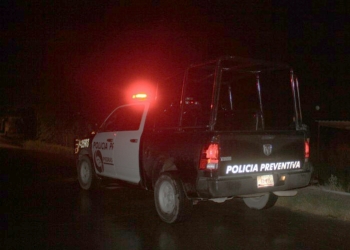 Navajean a joven afuera de su casa