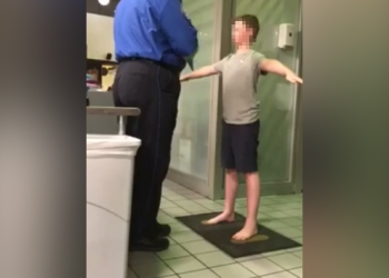 Revisión de adolescente en aeropuerto de Dallas causa indignación en redes sociales