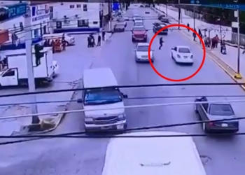 Video muestra que alumna de secundaria se atravesó provocando ser atropellada