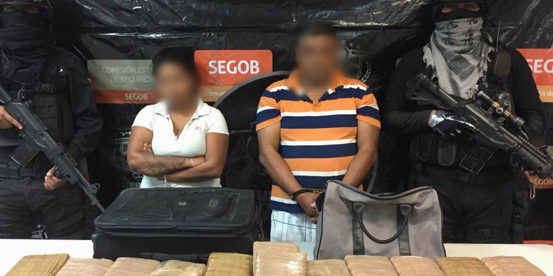 Detienen a pareja que cargaba maletas repletas de marihuana