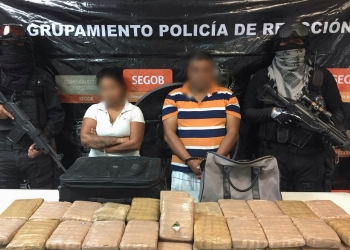Detienen a pareja que cargaba maletas repletas de marihuana