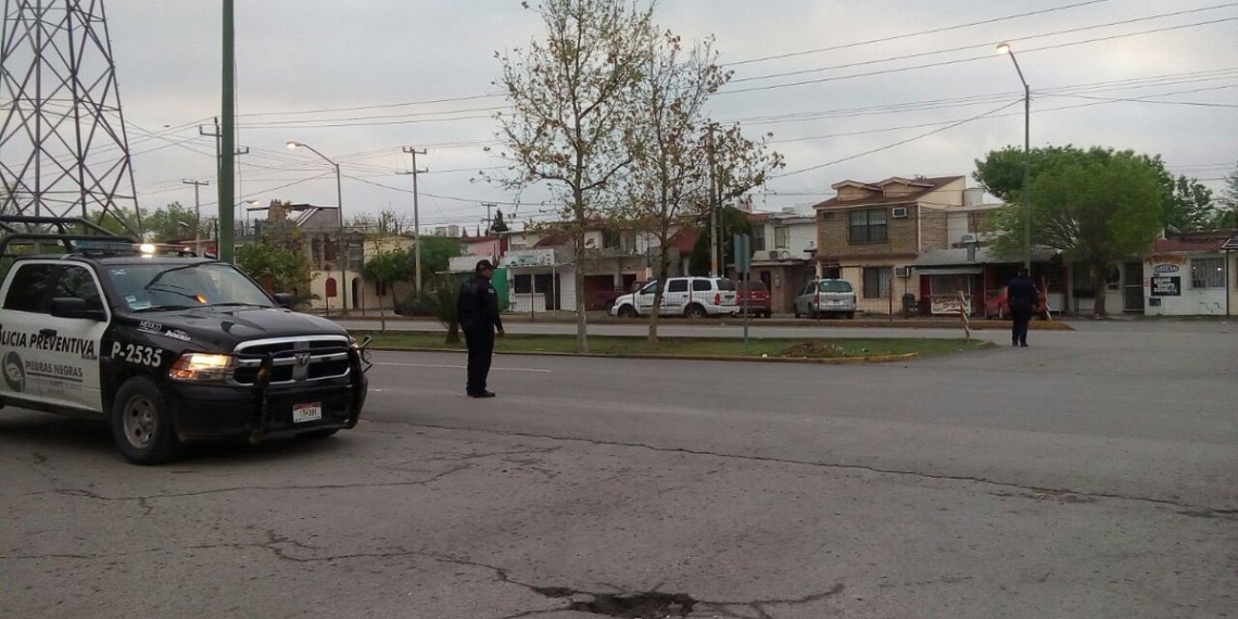Municipales dan vialidad en cruceros donde pasan estudiantes