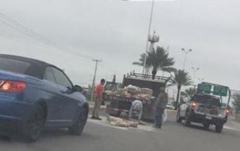 Se le caen costales de cemento por estar mal sujetados
