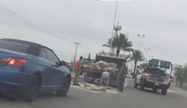 Se le caen costales de cemento por estar mal sujetados