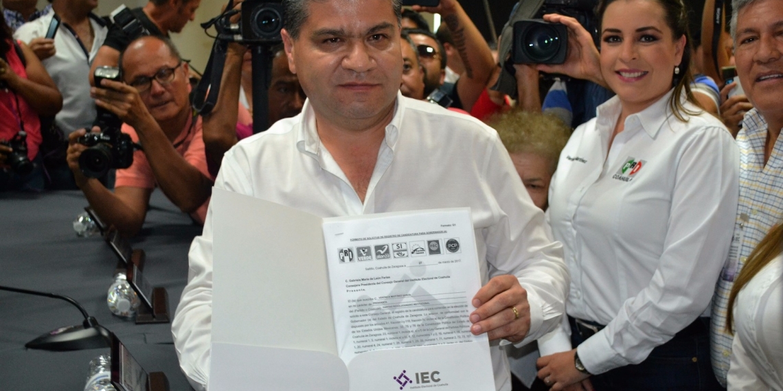 Entregan acuse de solicitud de registro para candidatura a la gubernatura