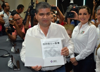 Entregan acuse de solicitud de registro para candidatura a la gubernatura