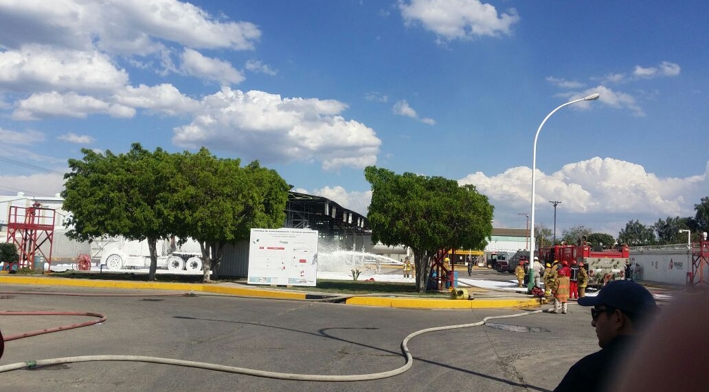 Muere una empleada de Pemex, tras explosión de refinería en Salamanca