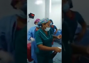 Enfermeras “perrean” ante paciente anestesiada y desnuda