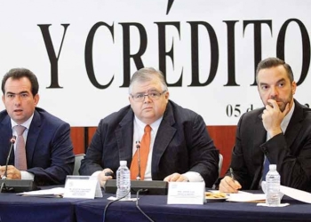 No hay dinero para regalar: Carstens; advierte riesgos en elecciones de 2018