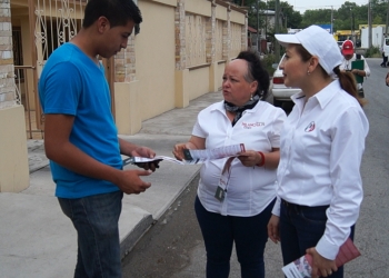 Esperanza Chapa promueve sus propuestas políticas en las calles de PN