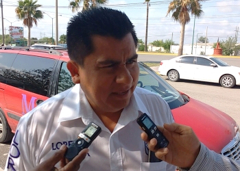 Acusan a Menera de contar con personas armadas en su recorrido de campaña