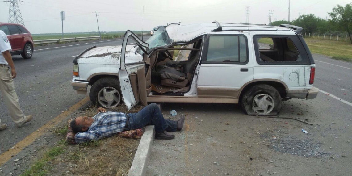 Conductor vuelca su vehículo sobre la carretera 57