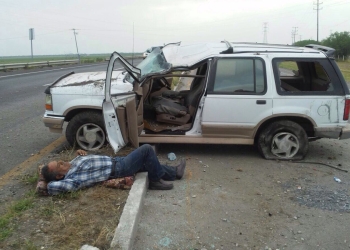 Conductor vuelca su vehículo sobre la carretera 57