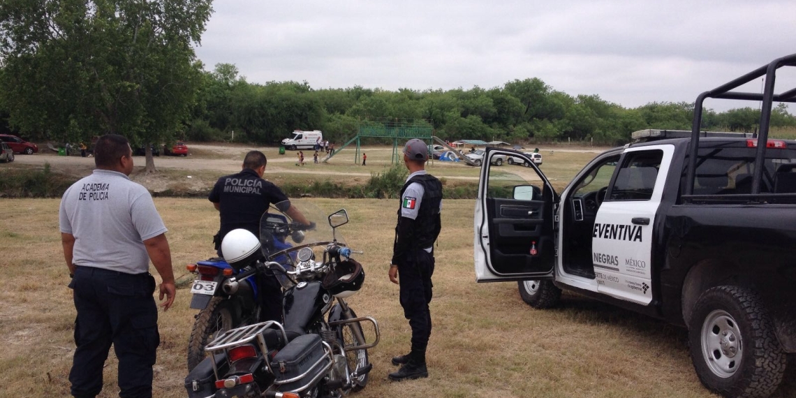 Arrestan a cadetes de policía ebrios y uniformados
