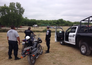 Arrestan a cadetes de policía ebrios y uniformados