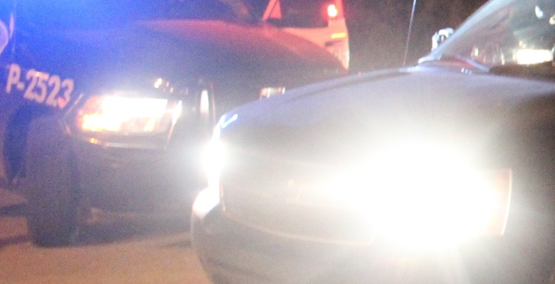 Vecinos lo golpean dentro de su propia casa