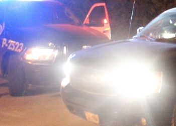 Vecinos lo golpean dentro de su propia casa