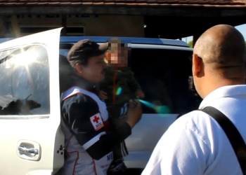 Rescata cuerpo de Bomberos a menor que se encontraba solo dentro de una camioneta