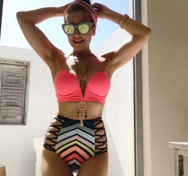 Thalìa recibe la primavera luciendo candente bikini