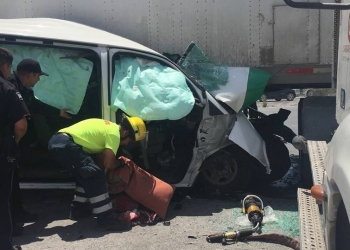 Muere agente de Migración; choca contra un tráiler