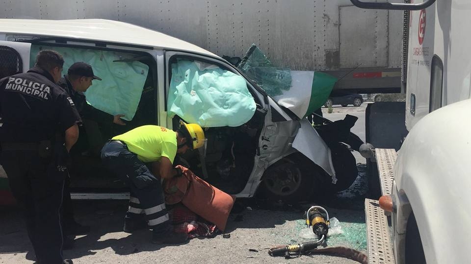Muere agente de Migración; choca contra un tráiler