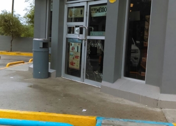 Dañan puerta en tienda de conveniencia y roban mercancía