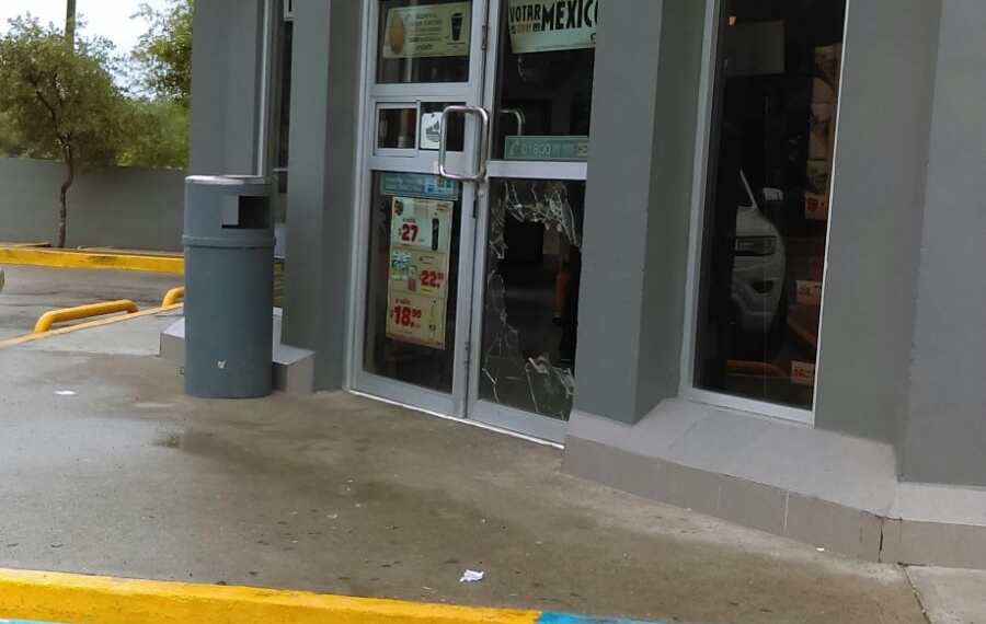 Dañan puerta en tienda de conveniencia y roban mercancía