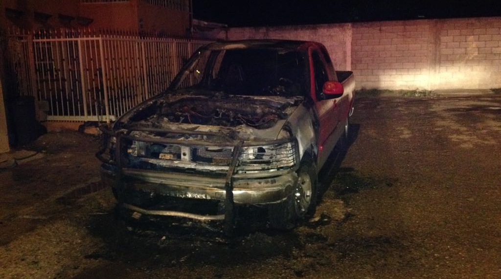 Se incendia pick up en el fraccionamiento Deportivo