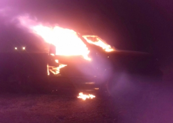 Se incendia pick up dentro de una empresa