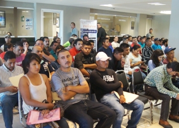 Cientos de personas acuden a la feria del empleo de Constellation Brands