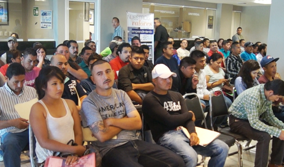 Cientos de personas acuden a la feria del empleo de Constellation Brands