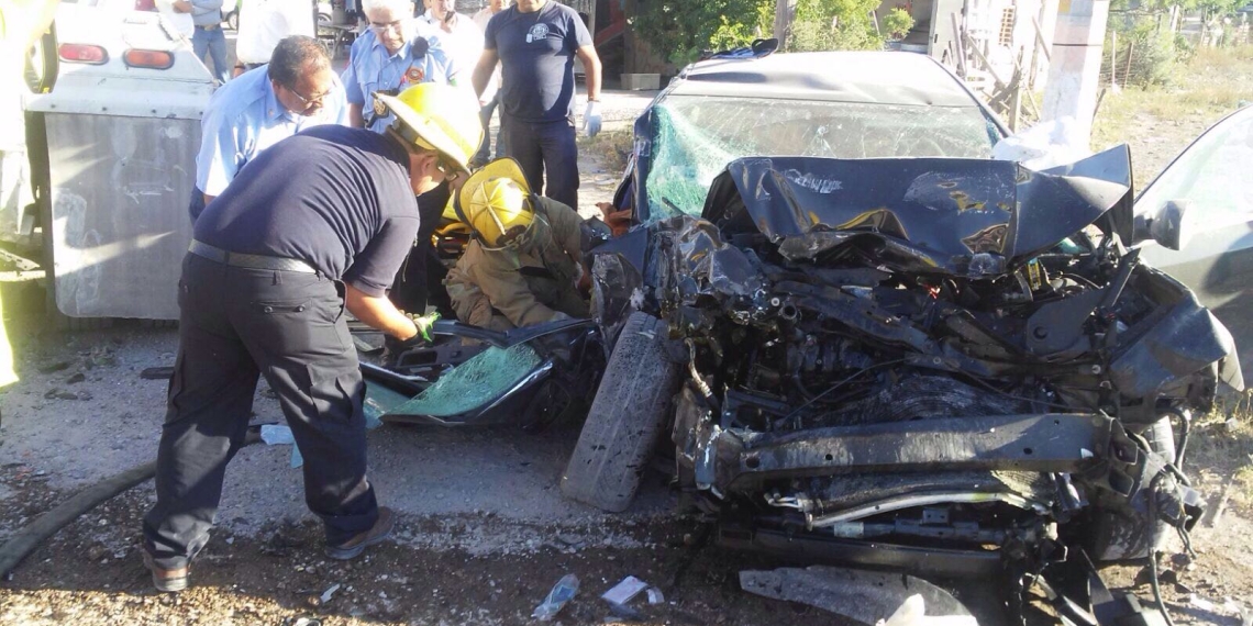 Bomberos están preparados para utilizar las tijeras de la vida